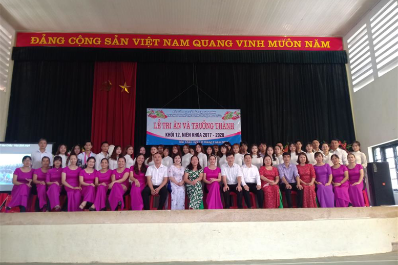 Học sinh lớp 12 chụp ảnh lưu niệm với CBVGNV nhà trường