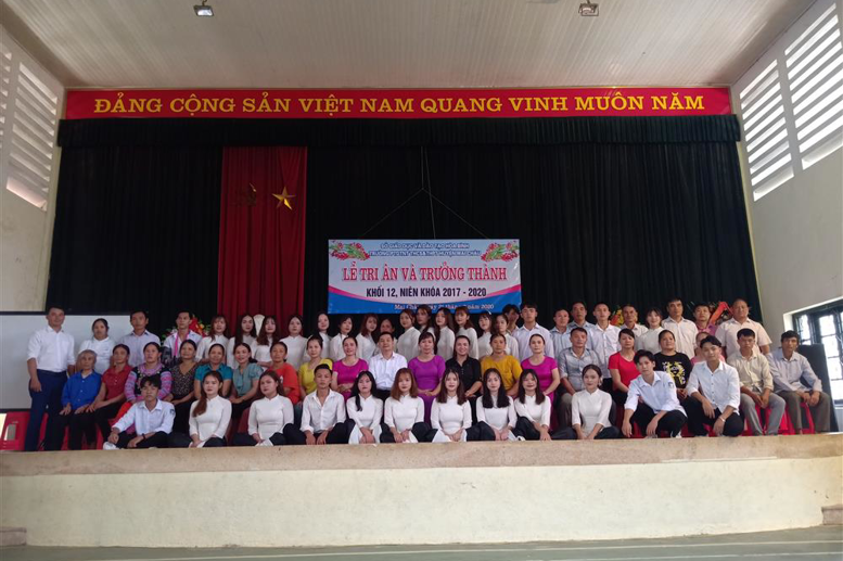 Học sinh chụp ảnh lưu niệm với phụ huynh và các thầy cô giáo