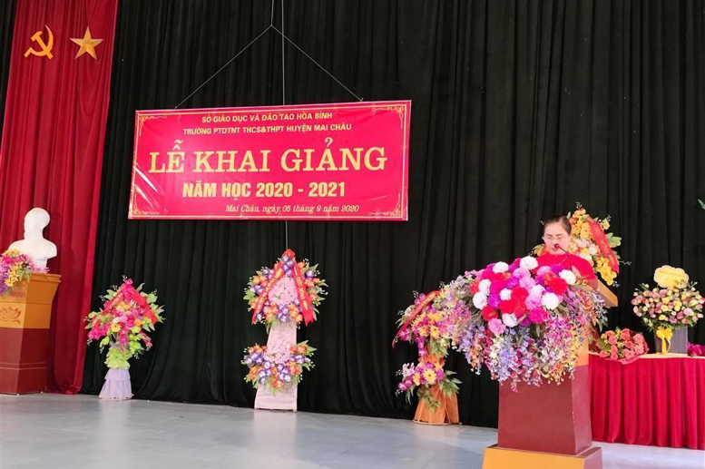 Cô giáo Phạm Thị Huệ - BTCB-HT nhà trường đọc diễn văn khai giảng