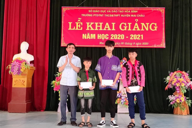 Ông Nguyễn Văn Dũng - Trưởng phòng KT - HT tặng quà  Khuyến học huyện cho học sinh