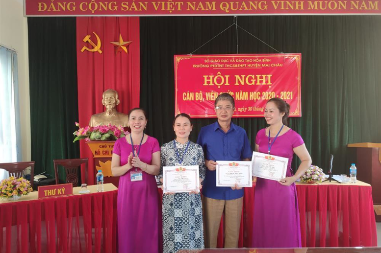 Các cá nhân nhận khen thưởng từ Công Đoàn GD Hòa Bình vì thành tích xuất sắc năm học 2019 - 2020