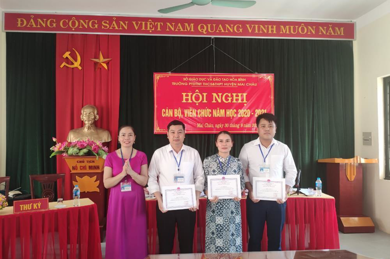 Tặng thưởng cho các nhân đạt danh hiệu Chiến sĩ thi đua cơ sở năm học 2019 - 2020