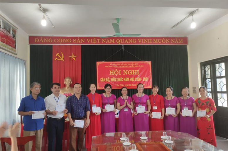 Tặng thưởng cho các cá nhân đạt danh hiệu Tiên tiến năm học 2019 - 2020