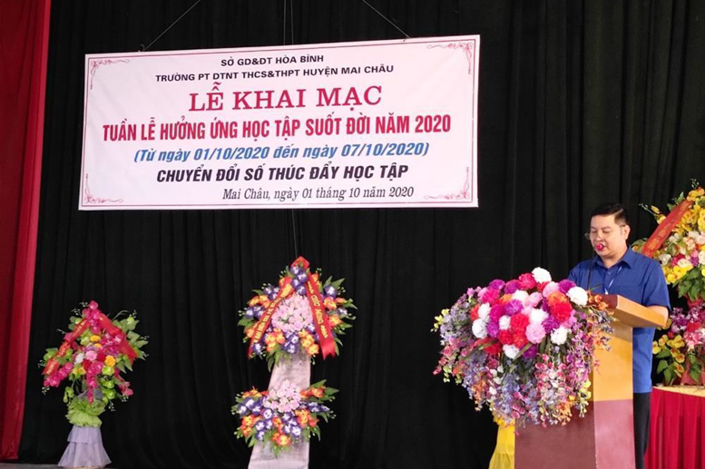 Thầy giáo Phạm Văn Viễn - PBTCB - PHT nhà trường Khai mạc buổi lễ
