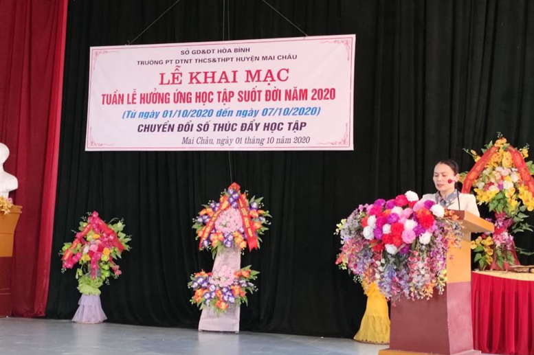 Cô giáo Hà Thị Dung - PHT nhà trường đọc thông điệp truyền tải tới toàn thể CBGVNV và HS nhà trường về ý nghĩa học tập suốt đời