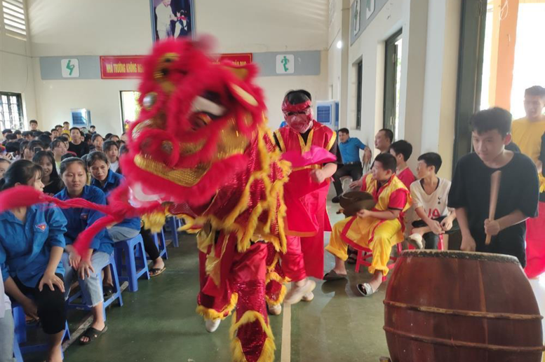 Nhà trường tặng quà cho học sinh các lớp nhân dịp Tết Trung thu