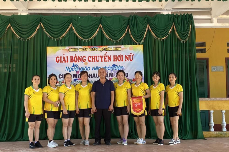 Đ/c Trần Quang Minh - Phó Hiệu trưởng trường THPT Mai Châu trao giải cho trường PTDTNT THCS & THPT Mai Châu