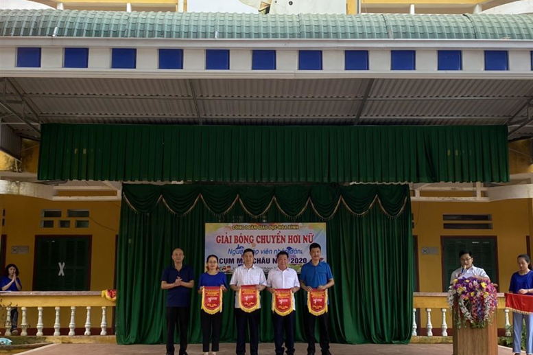 Đ/c Trần Quang Minh _ PHT trường THPT Mai Châu trao cờ lưu niệm cho 3 trường tham dự thi