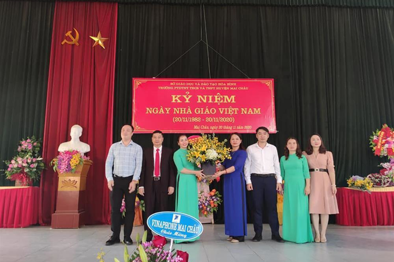 Đ/c Hà Thị Dược - UVTV, Trưởng Ban Dân vận, Chủ tịch MTTQ huyện cùng các đồng chí đoàn đại biểu của huyện tặng hoa chúc mừng nhà trường