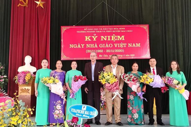 Ban giám hiệu tặng hoa chúc mừng cựu giáo trường nhà trường
