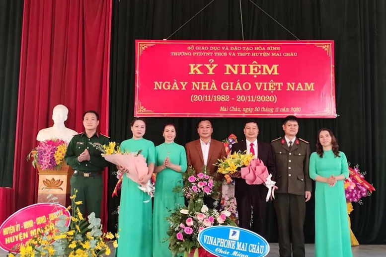 các cơ quan, ban ngành, đơn vị kết nghĩa tặng hoa chúc mừng