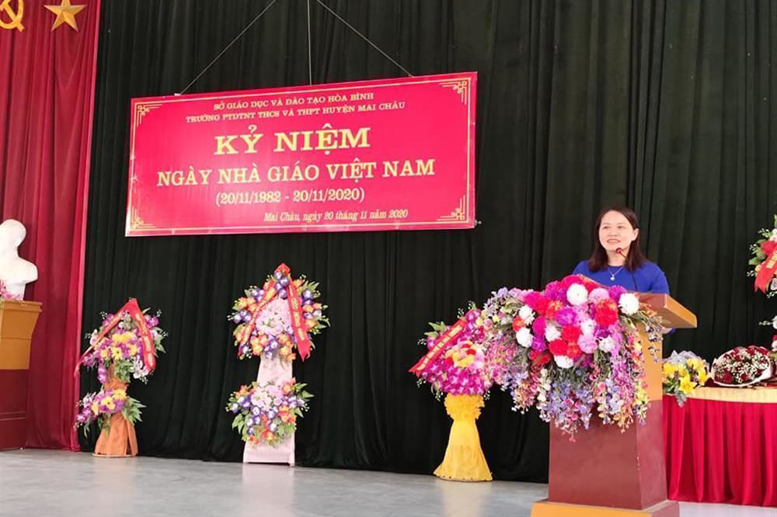 đ/c Hà Thị Dược - UVTV, Trưởng Ban Dân vận, Chủ tịch MTTQ VN huyện phát biểu động viên, chúc mừng thành tích thầy và trò nhà trường 