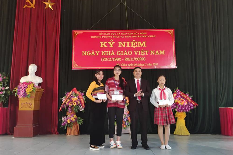 Khen thưởng 03 học sinh đạt thành tích xuất sắc