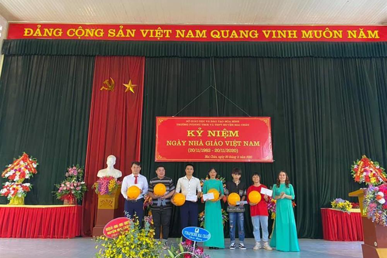 Khen thưởng các Đội bóng chuyền nhà trường đạt giải