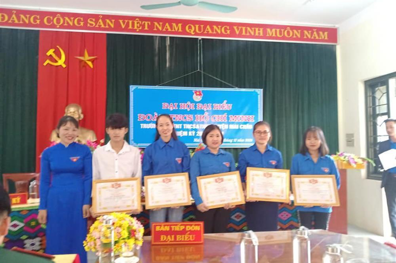 Đ/c Khà Thanh Huyền - UVBTV Huyện Đoàn tặng thưởng cho tập thể, cá nhân đạt thành tích xuất sắc trong nhiệm kỳ qua