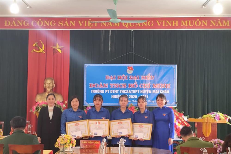 Cô giáo Phạm Thị Huệ - BTCB, HT nhà trường tặng thưởng cá nhân đạt thành tích xuất sắc trong nhiệm kỳ 2019 - 2020