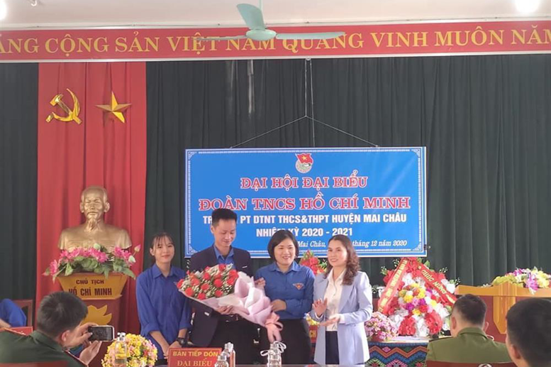 Cô giáo Hà Thị Dung - CUV, PHT phát biểu giao nhiệm vụ và tặng hoa chúc mừng Đại hội