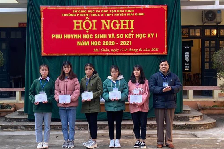 Thầy Phạm Văn Viễn - PBTCB- PHT nhà trường tặng thưởng 5 HS đạt giải trong kỳ thi HSG cấp tỉnh
