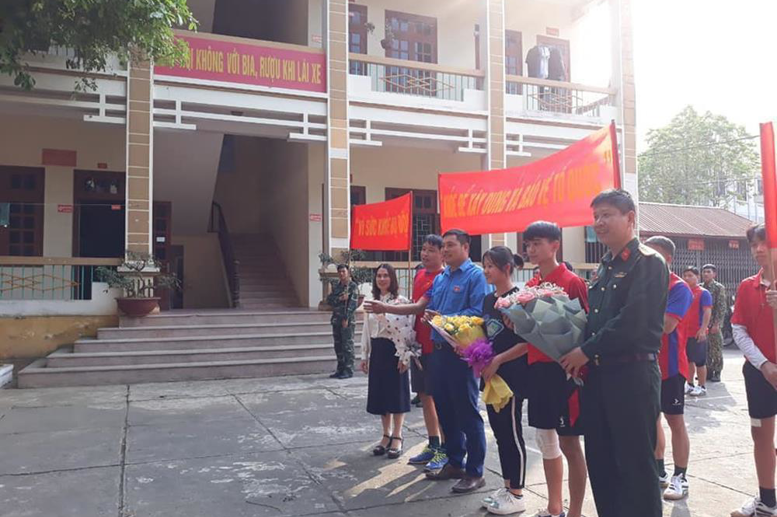 Lãnh đạo Huyện Đoàn và lãnh đạo 2 đơn vị tặng hoa chức mừng tổ chức Đoàn thanh niên và đội bóng 