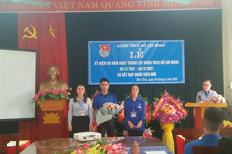 Đồng chí Hà Thị Dung - CUV, PHT phát biểu và tặng hoa chúc mừng Đoàn trường