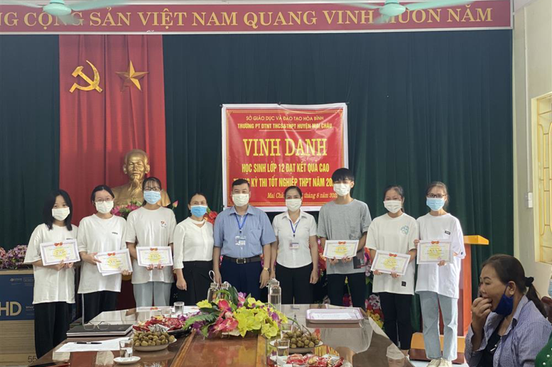Ban giám hiệu nhà trường tặng quà vinh 7 em học sinh đạt điểm cao trong Kỳ thi TN THPT 2021