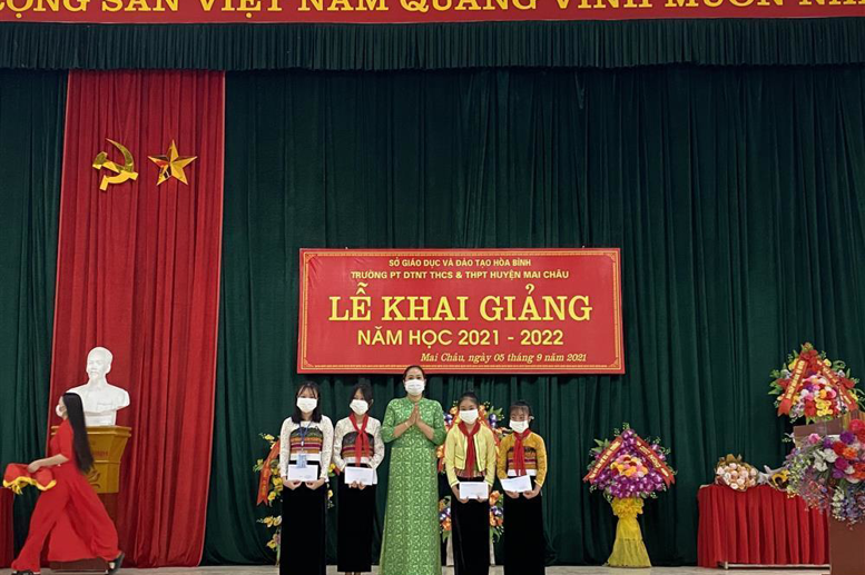 Bà Hà Thị Huân - Phó chủ tịch Liên Đoàn lao động huyện trao quỹ khuyến học huyện Mai Châu cho các em học sinh có hoàn cảnh khó khăn vượt lên trong học tập