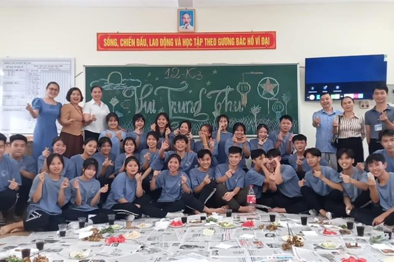 Ban giám hiệu nhà trường, đoàn thanh niên đến các lớp tặng quà và dự tết trung thu với các lớp