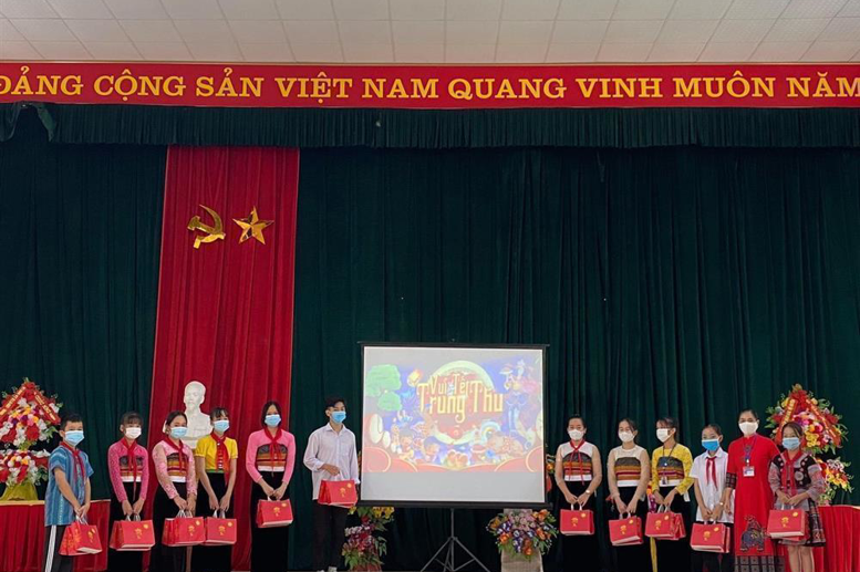 Tặng quà cho các bạn học sinh có hoàn cảnh khó khăn