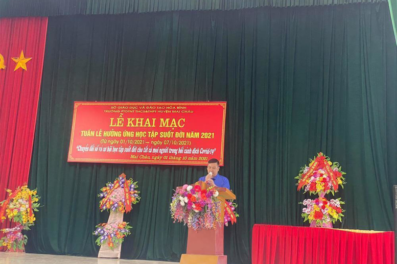 Thầy giáo Phạm Văn Viễn Phó bí thư chi bộ, Phó hiệu trưởng nhà trường lên đọc diễn văn khai mạc phát động tuần lễ 