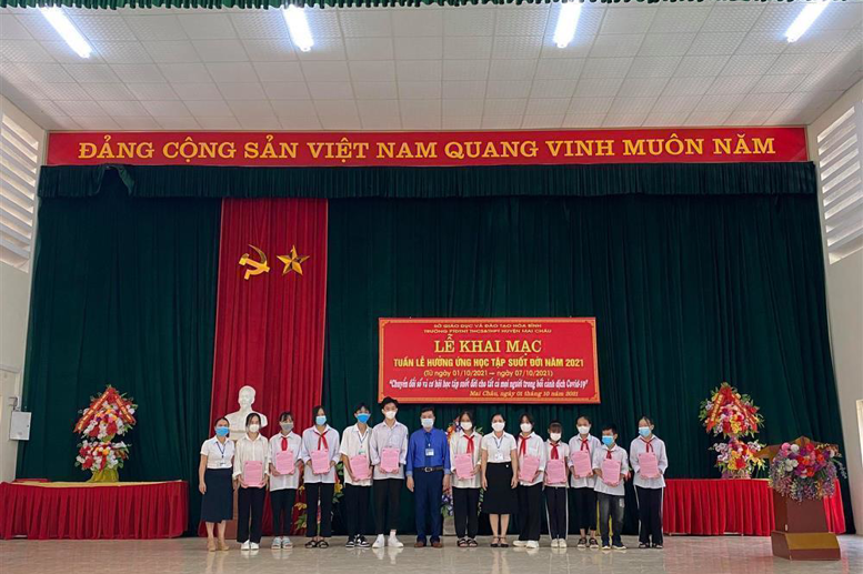 Ban giám hiệu nhà trường lên trao thông điệp nhân ngày khai mạc tuần lễ, 11 bạn học sinh thay mặt cho 11 lớp lên nhận.Thông điệp sẽ được các lớp treo lên bản tin của từng lớp.