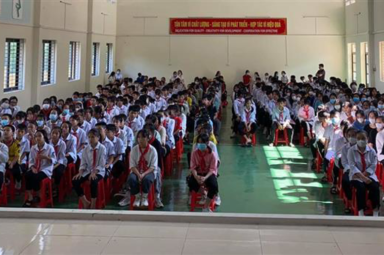 Buổi lễ có đông đủ các thầy cô giáo và học sinh toàn trường