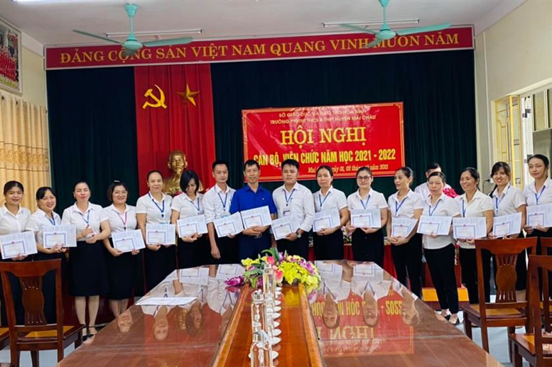 Đồng Chí Phạm Thị Huệ bí thư chi bộ, hiệu trưởng nhà trường lên trao giấy khen cho các đồng chí có thành tích trong năm học 2021-2022