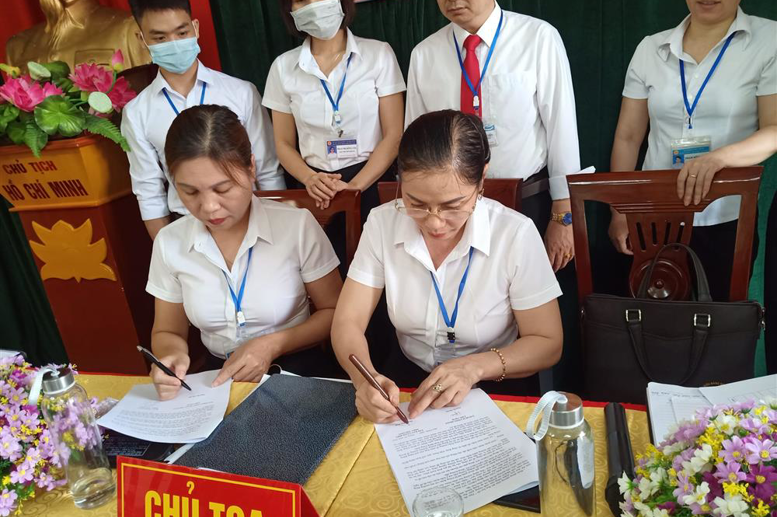 Đ/C Phạm Thị Huệ Bí thư chi bộ hiệu trưởng nhà trường và Đ/c Nguyễn Thị Hà Chủ tịch công đoàn Ký kết quy chế phối hợp giữa nhà trường và công đoàn.