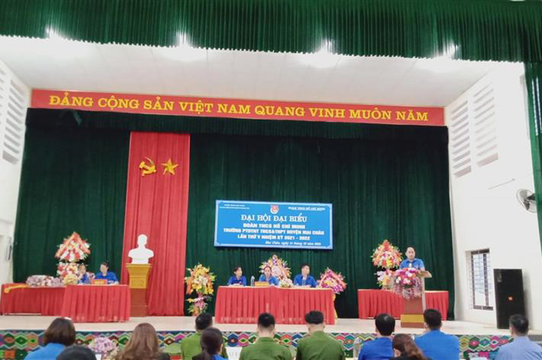 Đồng chí Hà Công Đạt, Phó bí thư huyện đoàn Mai Châu Phát biểu tại hội nghị