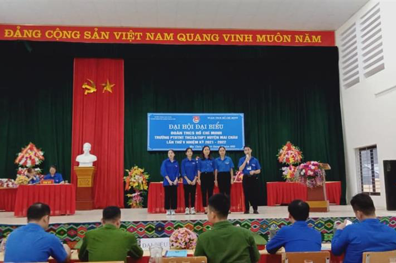Đồng chí Hà văn Đạt, Phó bí thư huyện đoàn Mai Châu lên phát biểu tại hội nghị