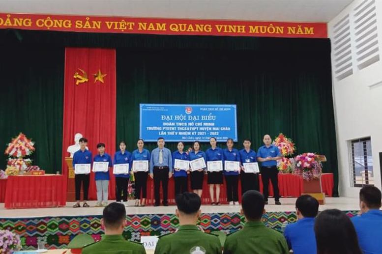 Đồng Chí Hà Công Đạt Phó bí thư huyện đoàn và đồng chí Phạm Văn Viễn Phó hiệu trưởng nhà trường trao giấy khen cho các đồng chí