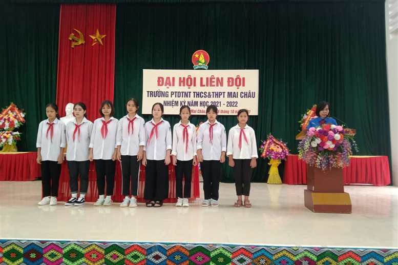 Cô Phan Thị Hồng Vân - TPT Đội giao nhiệm vụ cho BCH Liên đội
