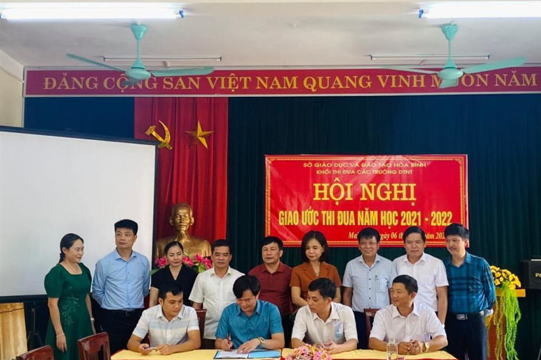 Các đơn vị ký giao ước thi đua năm học 2021 - 2022