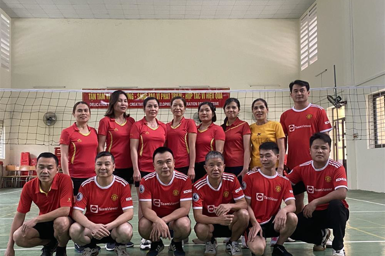 Đội bóng truyền các thầy cô tham gia giao lưu với học sinh khối THPT
