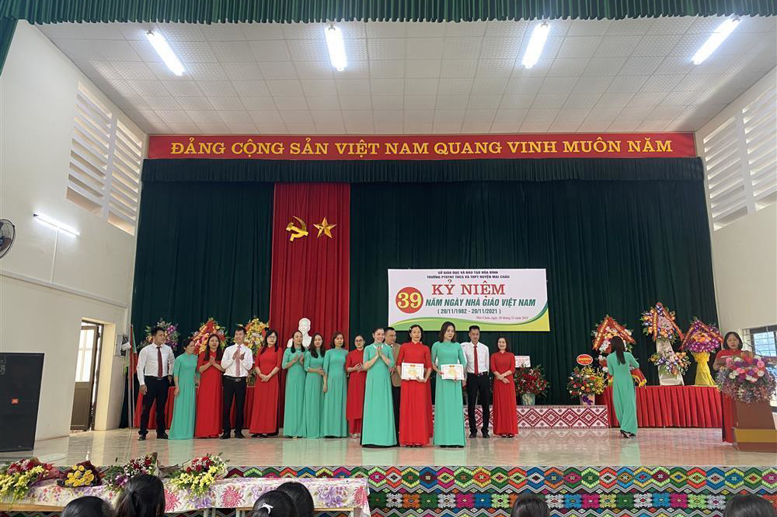 Các thầy cô giành giải Nhất trong đợt thi đua thao giảng của nhà trường