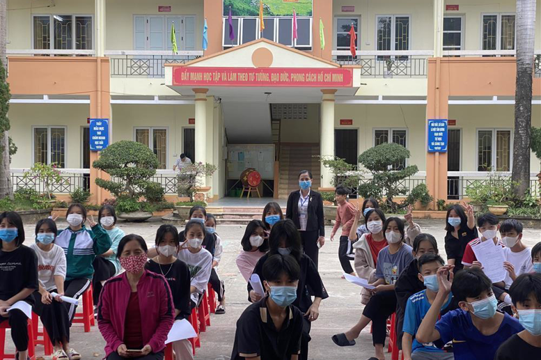 Các em học sinh được chia thành khối lớp ngồi chờ theo sự giám sát của GVCN hình ảnh cô Phạm Thị Huệ Bí thư chi bộ Hiệu trưởng nhà trường và các em học sinh khối 9
