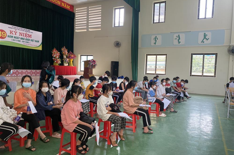 Sau khi đo thân nhiệt các Em ngồi chờ khám sàng lọc