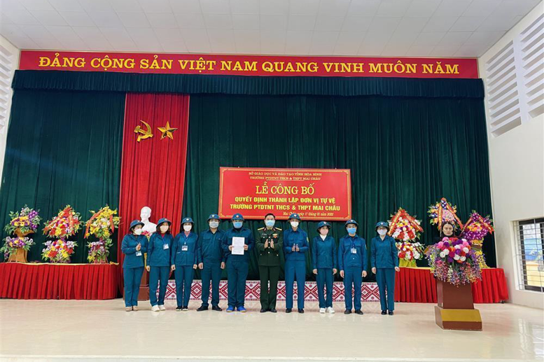 Trung tá Bạch Công Thành - Phó Chỉ huy trưởng Ban CHQS huyện trao Quyết định cho Đội Dân quân tự vệ