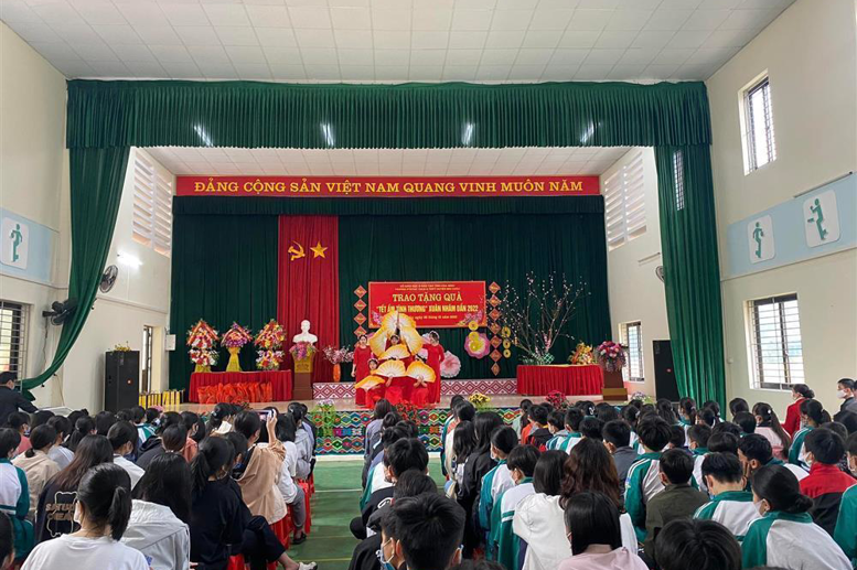 Tiết mục văn nghệ của đôi văn nghệ nhà trường