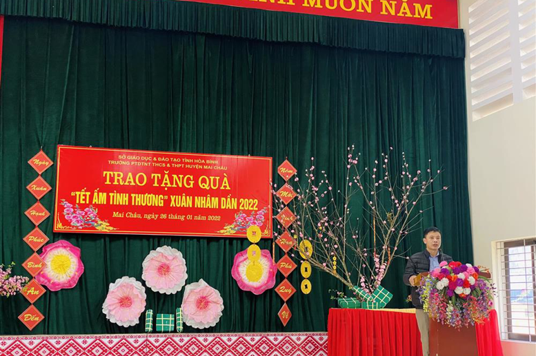 Ông Hà Văn Nhất - Trưởng ban ĐDCMHS nhà trường phát biểu và chúc Tết tới toàn thể CBNVNV và HS nhà trường