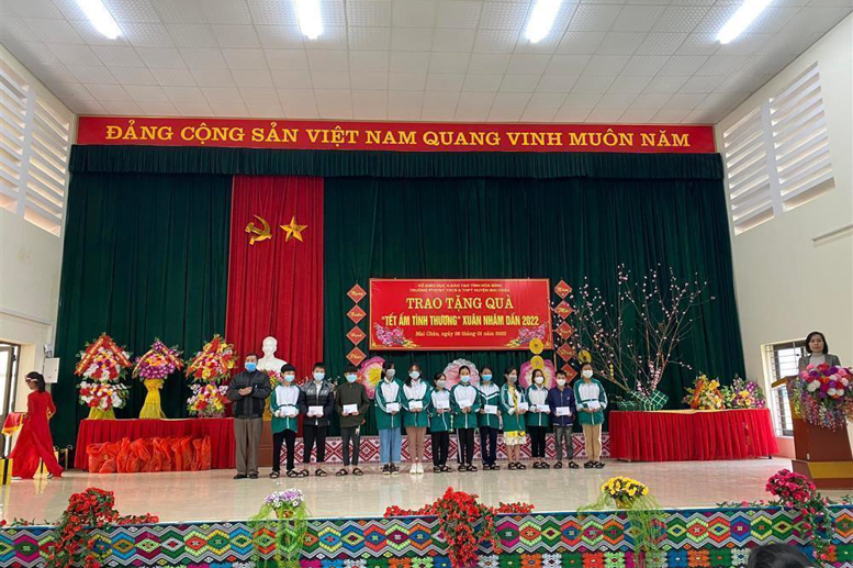 Thầy giáo Phạm Văn Viễn chủ tịch hội chữ thập đỏ nhà trường trao quà cho các em