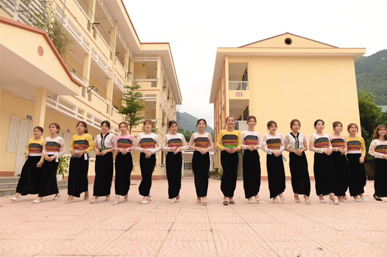 Các bạn nữ của lớp duyên dáng trong trang phục dân tộc mình