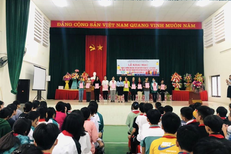 Cô giáo Hà Thị Dung Phó hiệu trưởng nhà trường Thay mặt cho Ban giám hiệu nhà trường gửi thông điệp đến đại diện học sinh các lớp trong toàn trường.