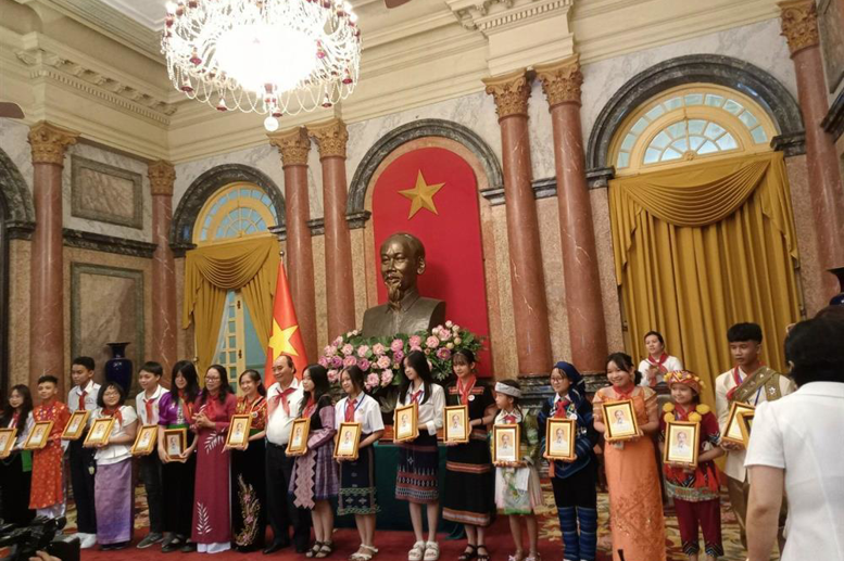 Chủ tịch nước Nguyễn Xuân Phúc tặng quà, động viên học sinh tiêu biểu các dân tộc toàn quốc
