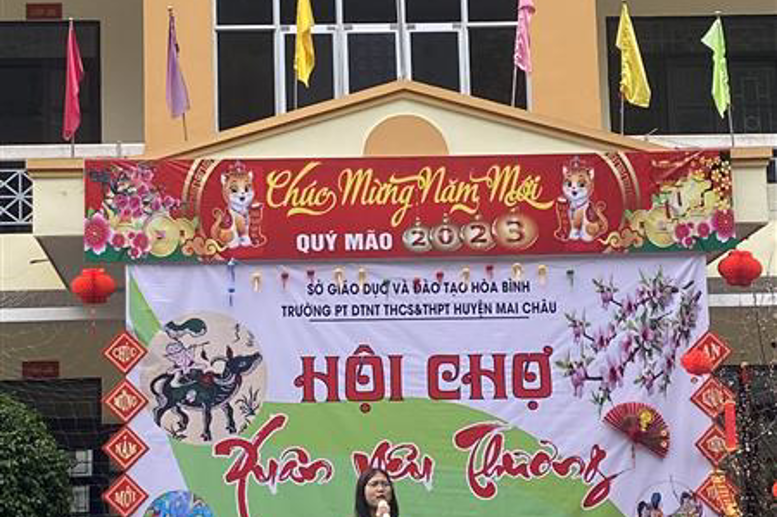 Em Lò Huyền Trang - Học sinh lớp 11 với ca khúc Mai Châu Mùa Xuân mới